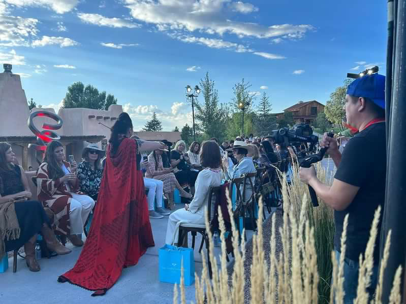 Dante Biss Grayson, Hotel Bishop Lodge Santa Fe, The Native Avant Garde Collection, Propuestas innovadoras, Moda Nativa Americana, Desfile en Santa Fe, Trench Coat Rojo, Sombreros Para Hombres